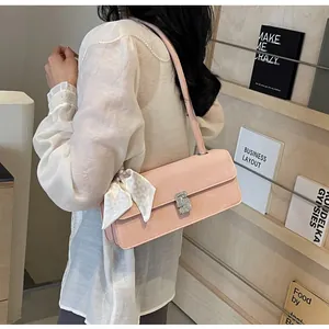 Borsa a spalla in pelle opaca rosa con fibbia di cristallo e dettaglio foulard di seta stampato