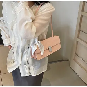 Borsa sottobraccio in camoscio rosa con fibbia argento e dettaglio foulard di seta a pois