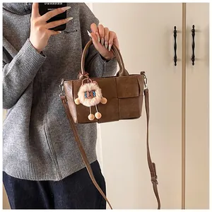 Sac seau tissé marron avec pendentif lion mignon et bandoulière réglable en cuir