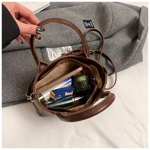 Vue de dessus d'un sac seau marron vintage montrant l'intérieur spacieux et les objets