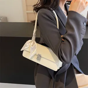 Elegante borsa a tracolla crema con fibbia di strass e foulard di seta fiorato