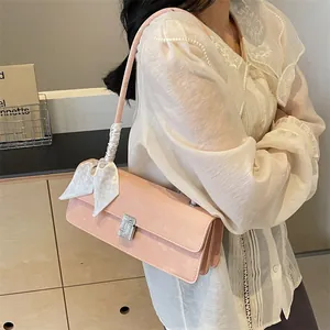 Borsa a tracolla rettangolare rosa in pelle scamosciata con fibbia di diamanti