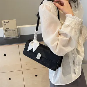 Borsa a spalla in camoscio nero con fibbia in strass e sciarpa di seta sulla tracolla