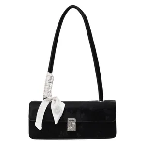 Elegante borsa a spalla in velluto nero con fibbia di strass e foulard in seta decorativo