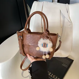 Sac Seau en Cuir PU Tissé Vintage pour Femmes Sac à Main Rétro Tressé Avec Pendentif en Peluche Sac Bandoulière Mode Sac à Épaule