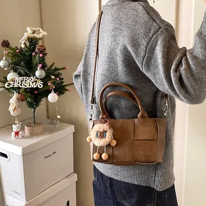 Sac seau tressé marron avec charm alpaga et bandoulière amovible pour femmes