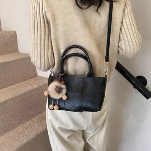 Sac seau tissé noir chic pour femme avec poignées rondes et breloque mouton