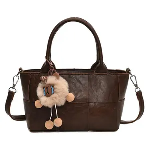 Sac seau tressé rétro marron café avec bandoulière et pendentif boule en peluche