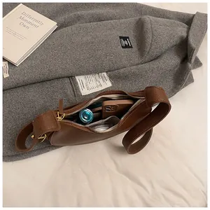 Vista interna della borsa hobo in pelle martellata marrone con spazio e zip in metallo
