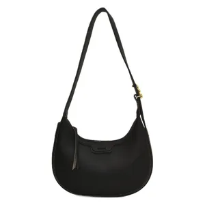 Elegante borsa hobo a mezzaluna in pelle nera martellata con fibbia dorata regolabile