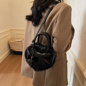 Elegante borsa a mano nera a forma di cuore con fiocco grande e tracolla da donna