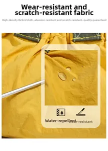 Dettaglio del tessuto Oxford impermeabile con gocce d'acqua sulla mini borsa gialla