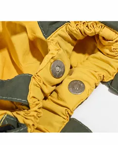 Dettaglio della mini borsa gialla che mostra la chiusura magnetica e i bordi rinforzati