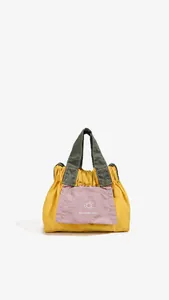 Vista frontale di una mini borsa in nylon a tre colori con tasca rosa e corpo giallo