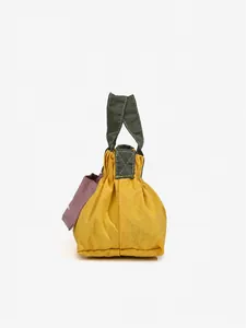 Vista laterale della piccola borsa in nylon giallo con finiture in cinturino verde oliva