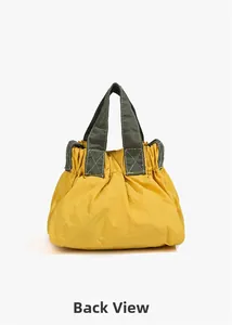 Vista posteriore della borsa a mano plissettata gialla con coulisse grigie e cuciture