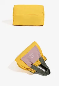 Dettaglio macro del fondo rinforzato e dello spazio interno di questa mini borsa in tela