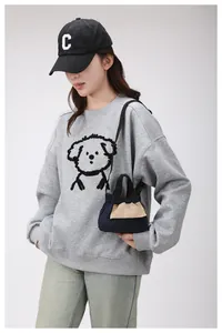 Mini borsa a tracolla in nylon bicolore abbinata a una felpa casual grigia alla moda