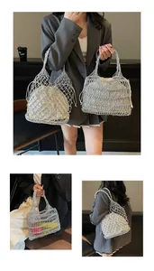 Detalle de bolso tejido metálico plateado con bolsa interior blanca con cordón para verano