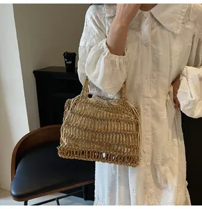 Detalle de bolso tejido a mano dorado con forro de cordón para vacaciones de playa