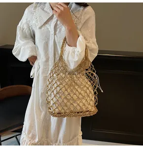 Detalle de bolso tejido dorado con bolsa interior blanca de cordón para vacaciones playa