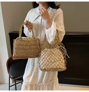 Detalle de textura de crochet dorado en bolso de playa de verano con forro ajustable