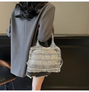 Bolso tote de tejido plateado con forro de cordón, detalle de bolso de playa moderno