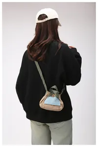 Vista posteriore di una borsa mini in nylon kaki indossata per mostrare dimensioni reali