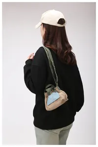 Vista dettagliata della mini borsa a tracolla kaki e verde oliva con chiusura a coulisse
