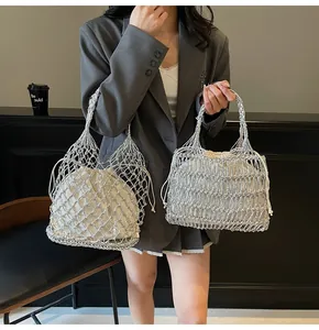 Bolsos de ganchillo plateado con forros de cordón para vacaciones de verano en la playa