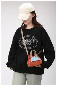 Dettaglio di un outfit lifestyle con mini borsa a tracolla e cappello baseball vintage