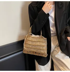 Detalle del bolso de ganchillo metálico dorado con bolsa interior con cordón