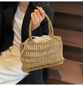 Detalle de bolso tejido calado dorado metalizado con una bolsa interior blanca