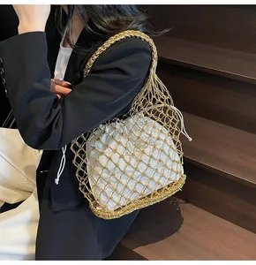 Detalle del bolso de punto dorado con una bolsa interior blanca con cordón para el verano