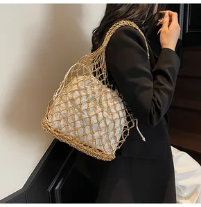 Detalle del bolso de hombro de malla dorada con un forro de bolsa con cordón
