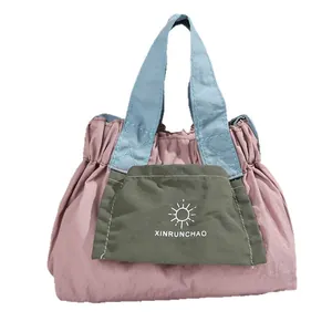 Mini borsa in nylon con coulisse in rosa e blu con tasca frontale verde