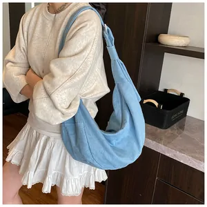 Sac bandoulière en denim bleu clair avec bandoulière nouée et design spacieux