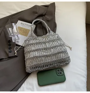 Detalle de bolso plateado de ganchillo con un práctico forro interior de cordón