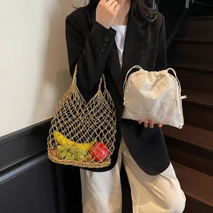 Bolso de malla dorada con bolsa interior blanca, mostrado por una modelo