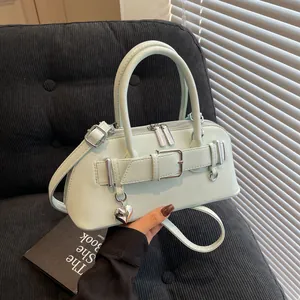 Sac à Épaule Femme en Cuir PU Sous le Bras Style Motard Avec Boucle de Ceinture et Pendentif Coeur Couleur Unie Chic