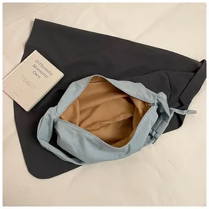 Détail intérieur d'un sac en toile bleu clair avec doublure marron et fermeture éclair