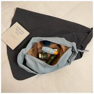 Vue intérieure d'un sac cabas en toile bleu clair montrant sa grande capacité de rangement