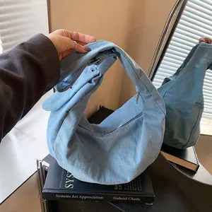 Sac hobo en jean bleu clair avec bandoulière nouée et forme de croissant chic