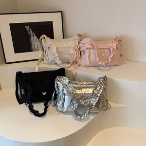 Sac à Épaule Plissé en Nylon pour Femmes Grande Capacité Bandoulière Avec Bandoulière Scrunchie Décoration Ours Sac à la Mode Décontracté
