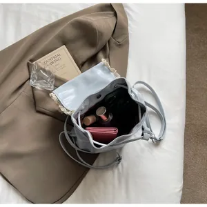 Detail der hellblauen PU-Rucksack-Innenseite mit viel Platz für Handy und Geldbörse