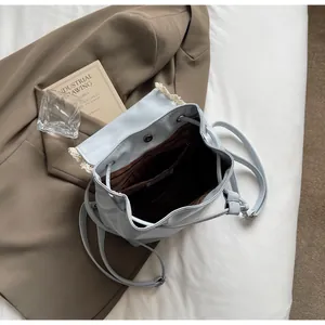 Detail der hellblauen Rucksack-Innenausstattung mit Streifenfutter und Spitzenborte
