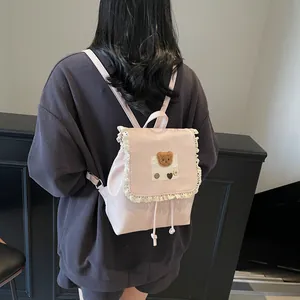 Rosa Rucksack für Damen mit niedlichem Bären-Patch und cremefarbenem Spitzenbesatz