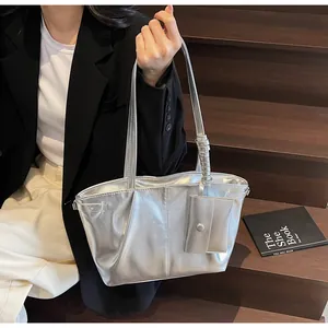 Nahaufnahme der silbernen Tote Bag mit passender kleiner Tasche für den Alltag