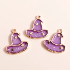 Vista ravvicinata di ciondoli a cappello di strega viola con stelle dorate e glitter