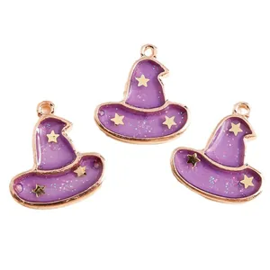 Tre ciondoli a cappello di strega viola con bordi dorati e stelle glitterate